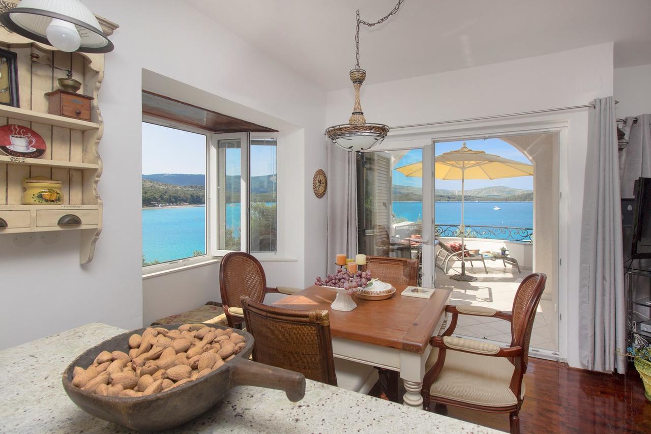 Sea Breeze - Front Sea Apartment Žaborić Eksteriør billede